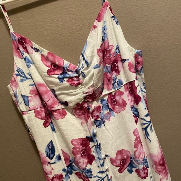 •LULU’S• WHITE FLORAL BUTTON ACCENT SLIT DRESS - Picture 3 of 4